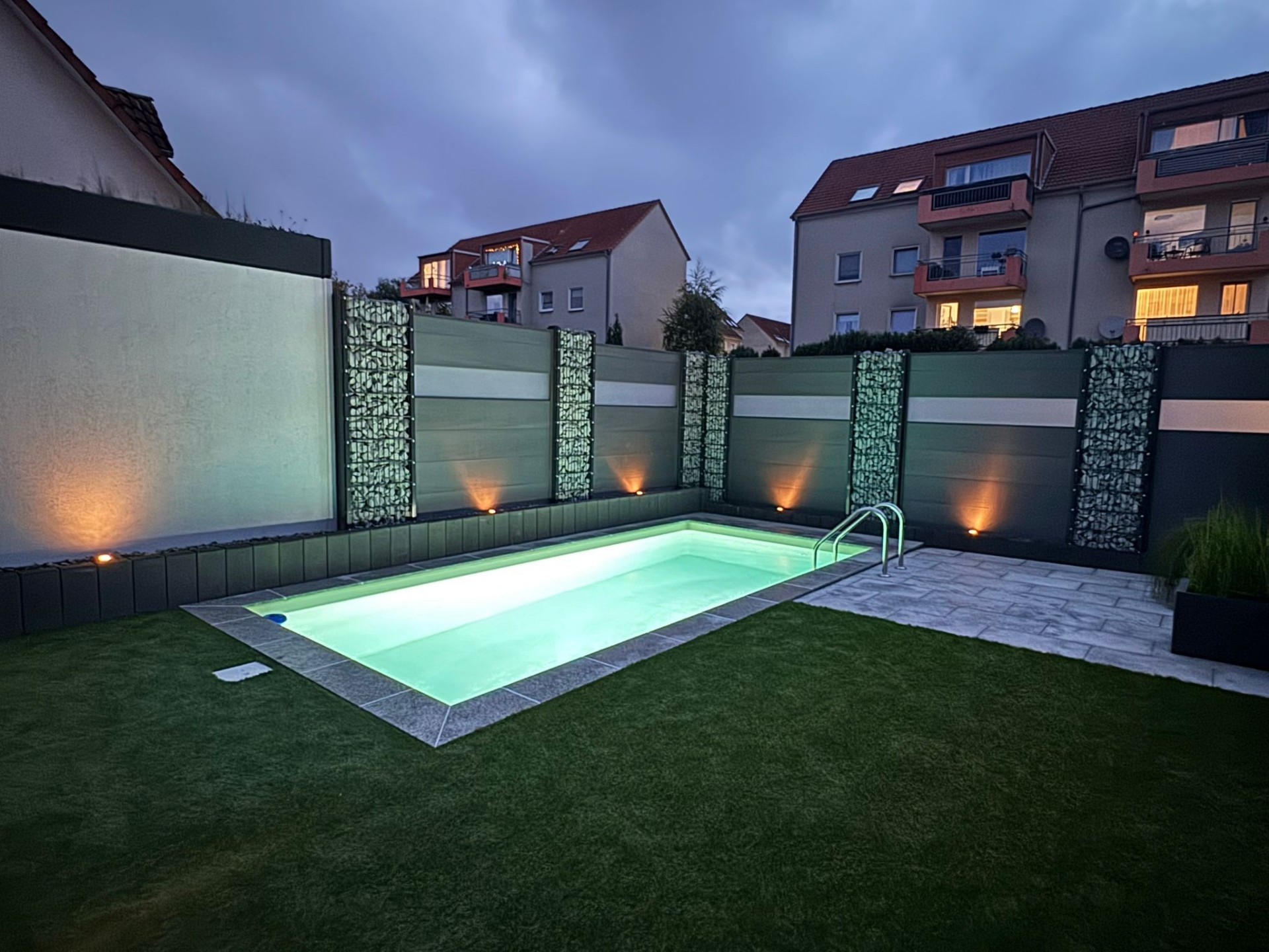Poolanlage mit Lichtinszenierung