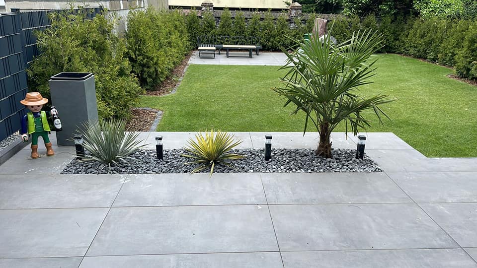 Terrasse mit Palmen-Pflanzinsel